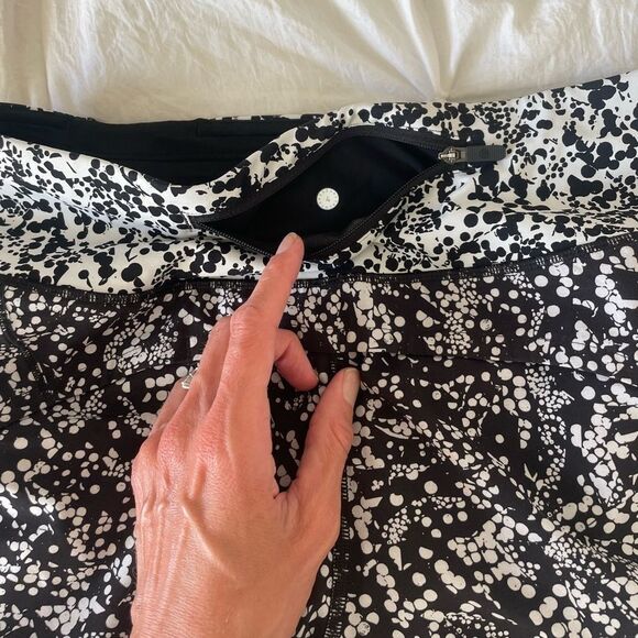 Lululemon speed up short size 4 with 4 inch inseam, like new condition - Picture 5 of 6